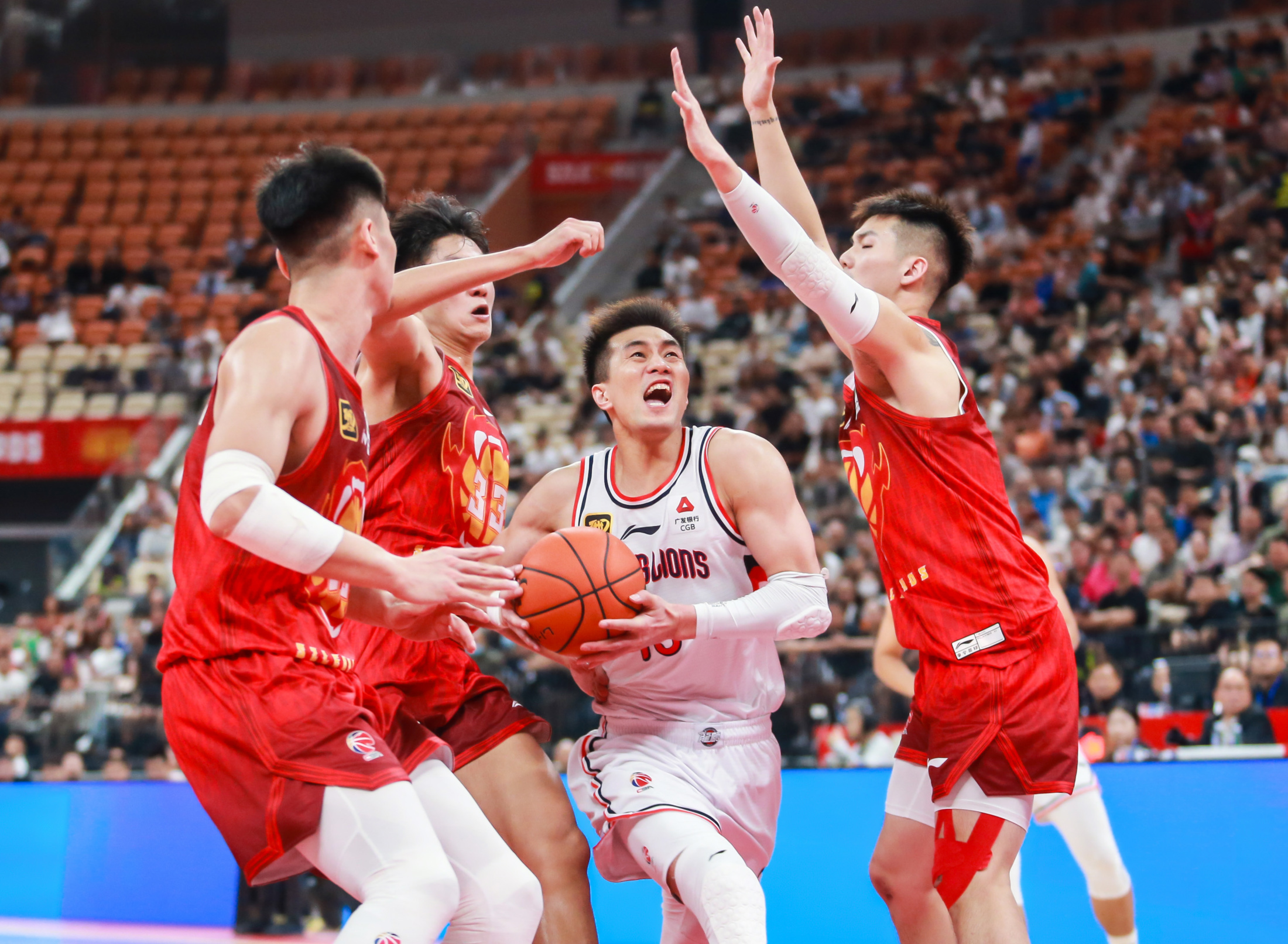 开云权威入口-中超今夜走向成谜，广州队遗憾出局，目标明确，身体对抗强度拉满