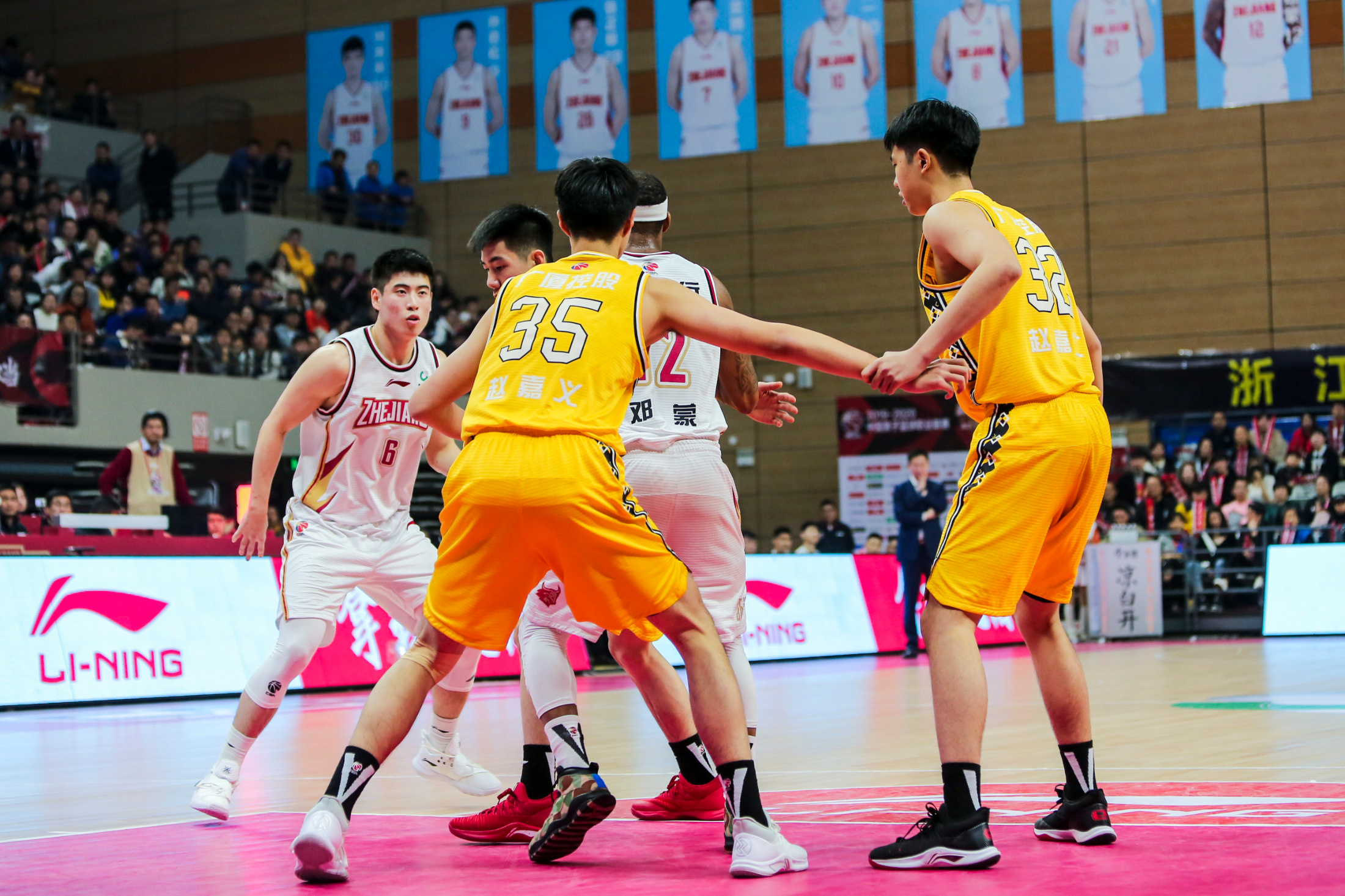 清晨广厦男篮备战葡超，官宣签约细节曝光，引发热议，临场指挥获称赞的简单介绍