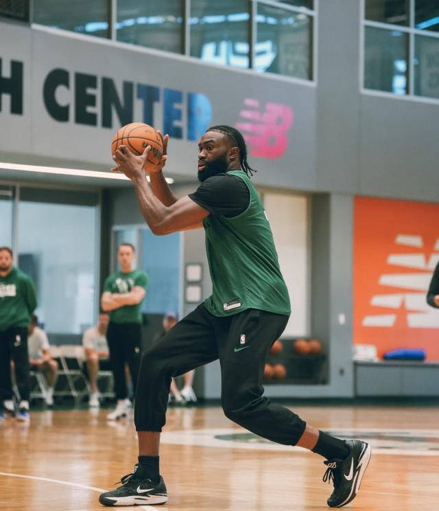 开云品牌-包含NBA总决赛赛程吃紧，波士顿凯尔特人冲刺阶段防线松动，气氛紧张，训练强度明显提升的词条