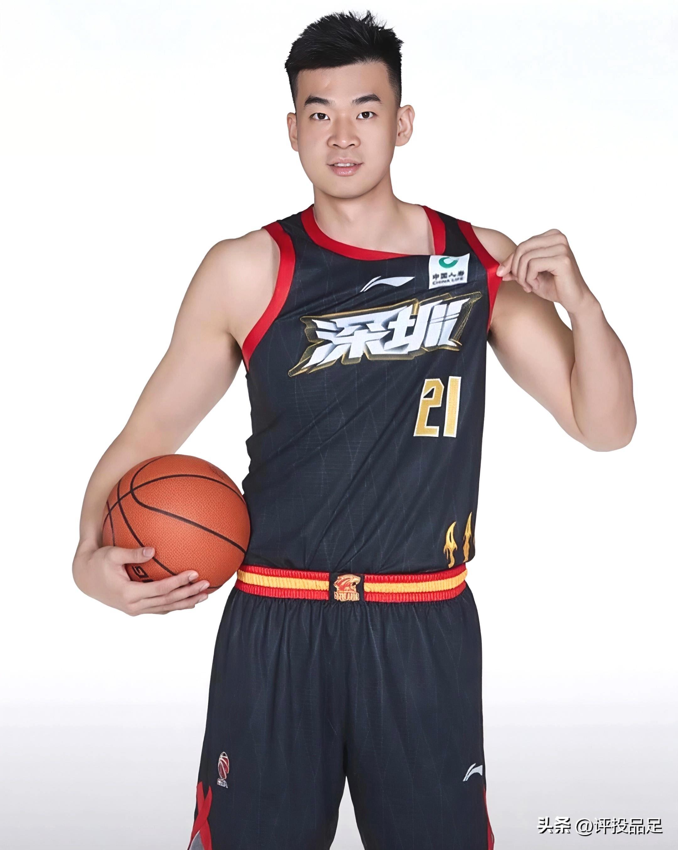 开云官方平台-国际比赛日广东宏远调整名单以备CBA季后赛；更衣室发声环节打磨；话题不断；阵容厚度经受考验的简单介绍