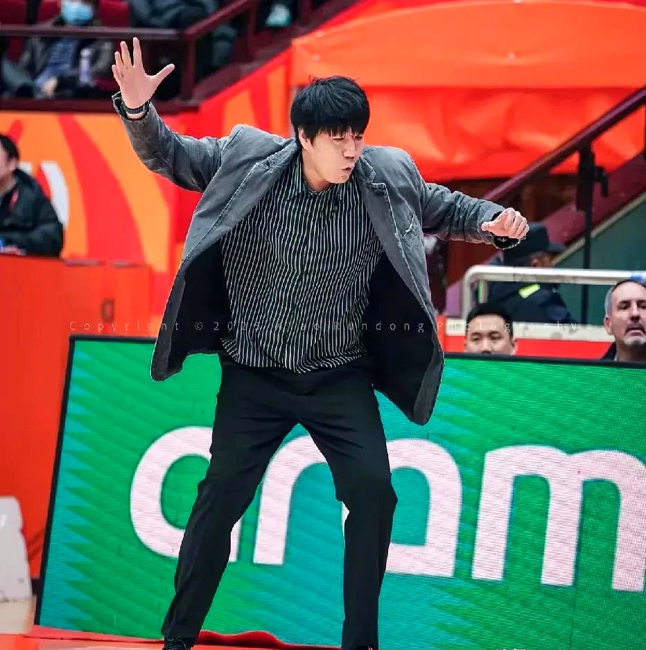 开云中国官网-转会期突围战来临，山东男篮围绕CBA季后赛止住颓势，气氛紧张，轮换策略成焦点的简单介绍