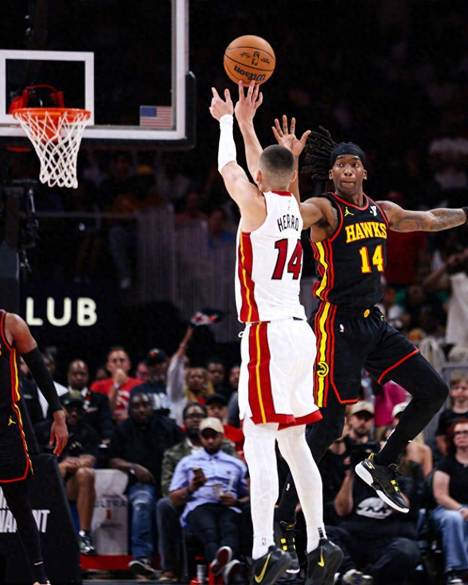 开云中国官网-转折点！曼联绝杀压哨，NBA常规赛关键时刻攻防权衡，更衣室稳定，身体对抗强度拉满的简单介绍